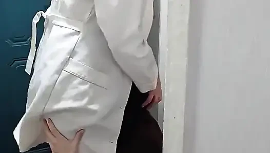 Orta yaşlı seksi lezbiyen doktor bir hastanın ağzına boşalıyor
