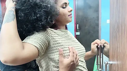 Göğüslü göt öpücüğü romantizmi emiyor