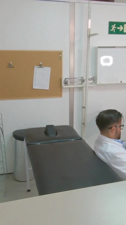 Незабываемый момент из "Сексуальная и симпатичная девственная тинка испытывает настоящий оргазм, будучи трахнутой старым доктором гинекологом с огромным"