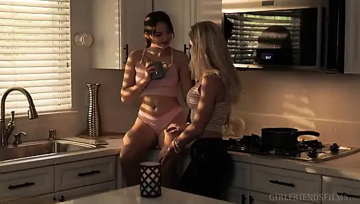 Giirlfriends films - ateşli uber sürücüsü lezbiyen yolcuyla arkadaş oluyor ve sikişiyor - spencer bradley, serene siren