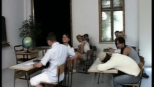 Minik Alman genç kız sınıfta sert üçlü sekste sikiliyor