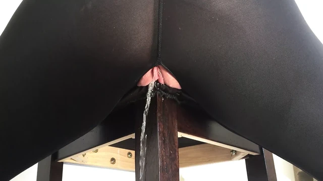 Iwetmyplanties - трахаюсь на стуле и сквиртую в штанах для йоги с вырезом до оргазма