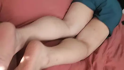 Genç kız tabanlarının her yerine boşalmamı seviyor