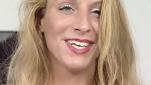 Azgın sarışın orta yaşlı seksi kadın ıslak amcığı parmaklıyor ve titreyerek orgazm oluyor