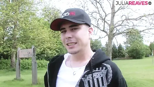 Seksi hatun sıkı amcığını kanepede büyük bir yarak üzerinde zıplatıyor