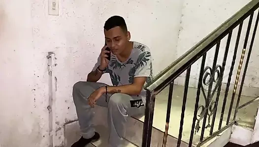 Ailem uzaktayken, erkek arkadaşım beni ziyaret ediyor ve sonunda çok sert sikişiyoruz.