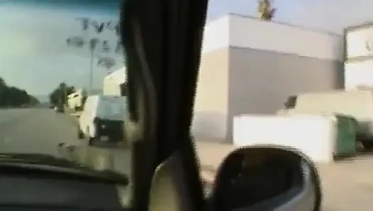 Sarışın olgun sürtük parmakları amını damlatıyor ve yalıyor