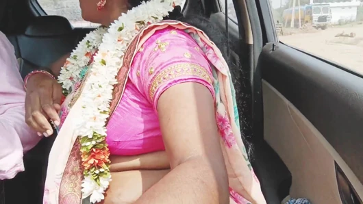 Hintli araba seksi Telugu Saree ev hanımı husbend'in arkadaşıyla sikişmek için araba yolculuğu. Telugu edepsizce konuşuyor.