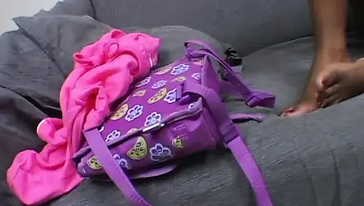 Pembe iç çamaşırlı kıvırcık saçlı zenci kadın ıslak sakso çekiyor