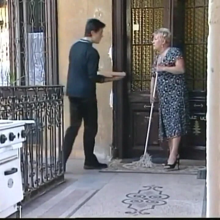 Büyük memeli sarışın anne amcığını sikiyor... ağzına boşalma