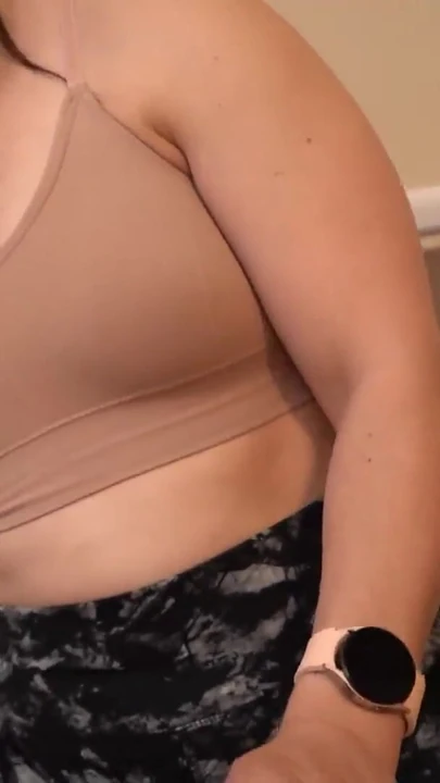 Заворожительный момент из "Крошка попадает в идеальное место, трахает страпоном заставляя его спермы 3 раза без рук!"