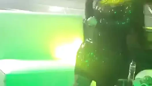 Şişman göt sallıyor