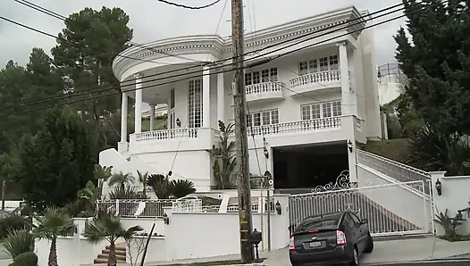 Bu sürtük götten sikilmekle kendini memnun etmek istiyor