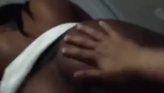 siyah bebek sürme bir beyaz sert horoz