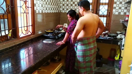 Anushka yenge mutfakta sebze kızartırken kayınbiraderi ile sert sikişiyor - ağzına boşalma