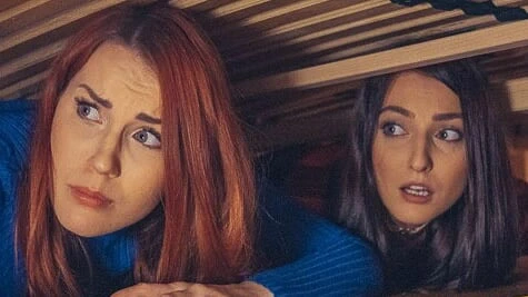 Bir yatağın altında sıkışmış sahte pansiyon 2