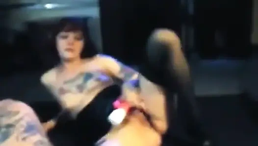 Dövmeli gıdıklıyor mike'ın gırtlağına kadar alıyor