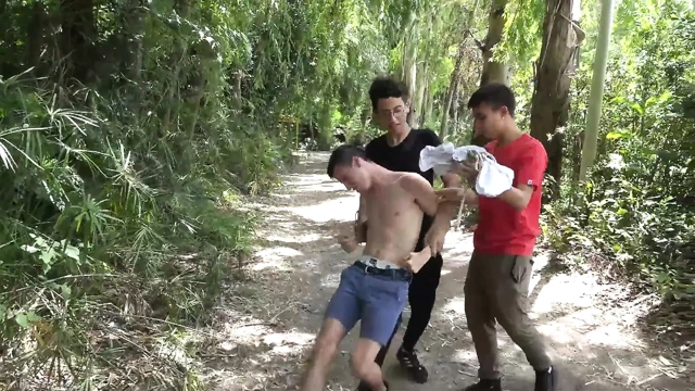 Yakalanan twink sürtük 2 çıplak yarak alıyor