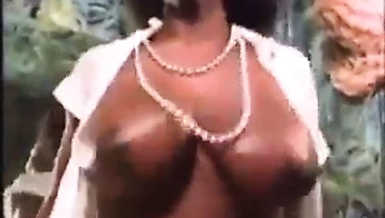 Vintage siyah milf inanılmaz büyük memeler - ameman