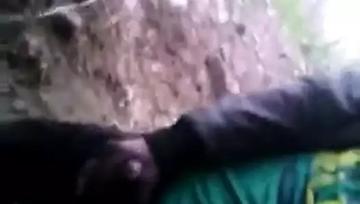 Çingene adam ormanda mastürbasyon yapıyor (ciganin masturbira v gora)