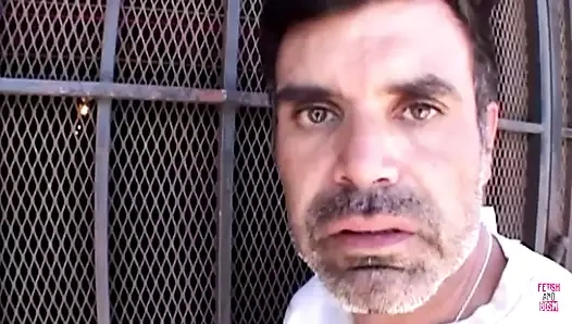 Siyah çoraplı sürtük sarışın büyük götünü tokatlarken sert anal seks yapıyor