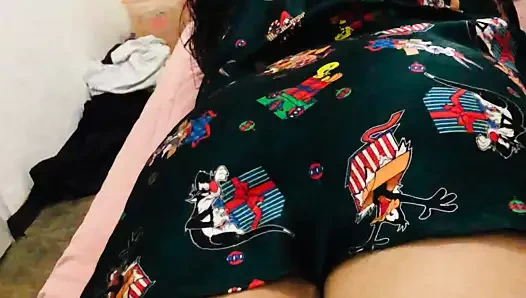 PRIMA TRAVIESA DEJA QUE LE TOQUE EL CULO MIENTRAS ESTA EN SU CELULAR