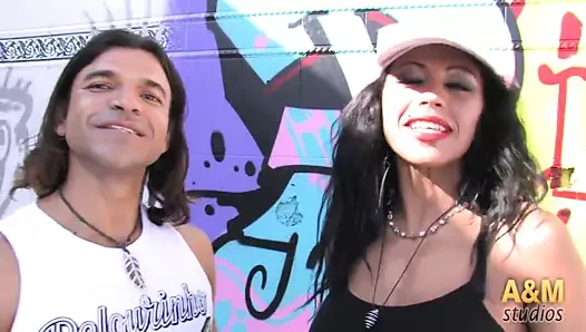 Brezilyalı dansçı çift, porno izlemek için parayla baştan çıkarılır.