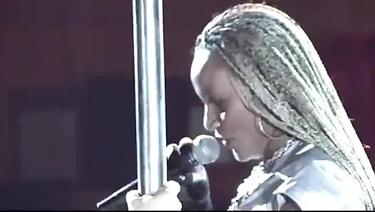 Siyah ve beyaz üçlü seks sikişiyor anal dildo bahçede sikiliyor