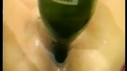 ıslak kedi ve şişe