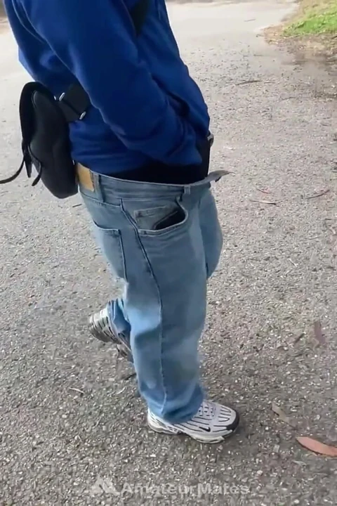 Sokakta yaraklarını teşhir eden amatör oğlanların ev yapımı derlemesi