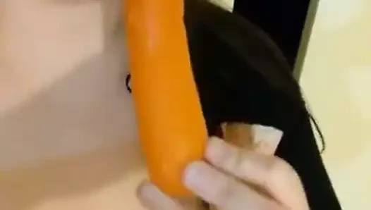 Charlotte - havuç emiyor ve senin aletin olmasını diliyor