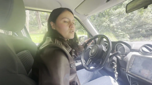 Arabanın sesini duyarak, öpüşerek, birbirimizin göğüslerine dokunarak ve orgazm olarak heyecanlanıyoruz.