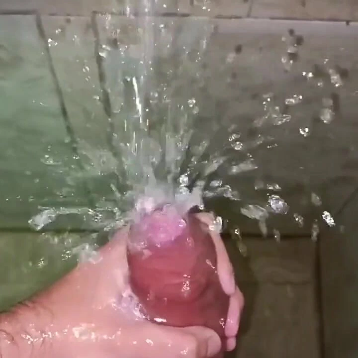 Eller su mastürbasyonu yok. Su akışının beni boşaltana kadar büyük sünnetsiz latin yarağıma düşmesine izin veriyorum.