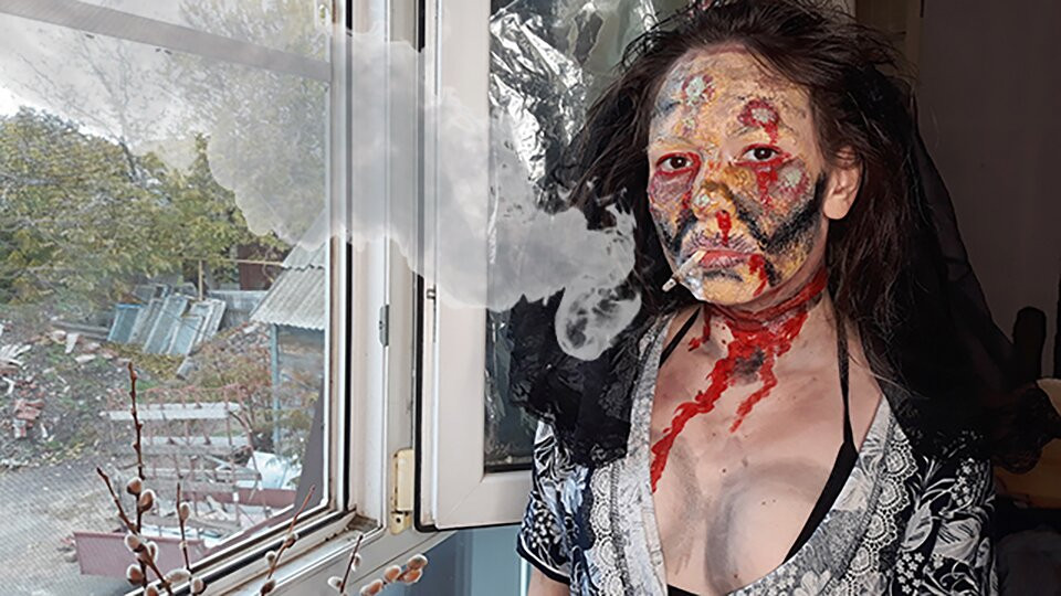Karısı sigara içiyor + zombi makyajı