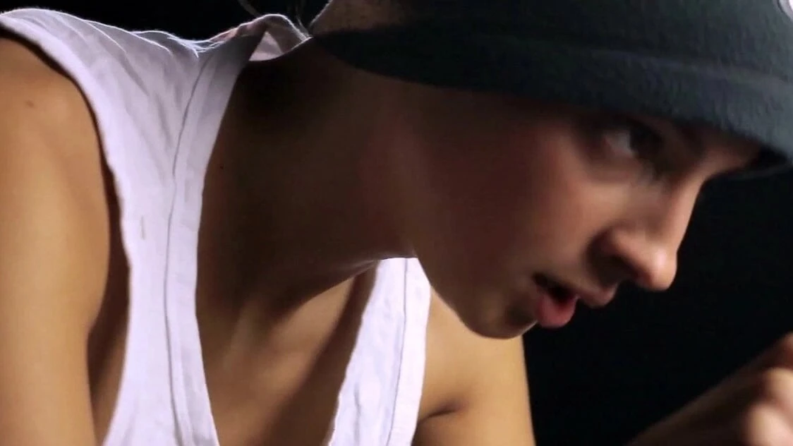 एक व्यायाम बाइक सीट ले रहा सुंदर पसीने से तर किशोर