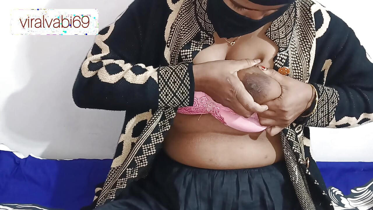 Hintli orta yaşlı seksi kadın kocasıyla edepsizce konuşuyor