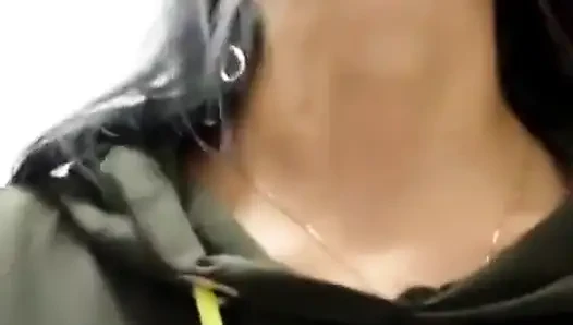 Dükkan tuvaletinde amcığı tıraş ediyor