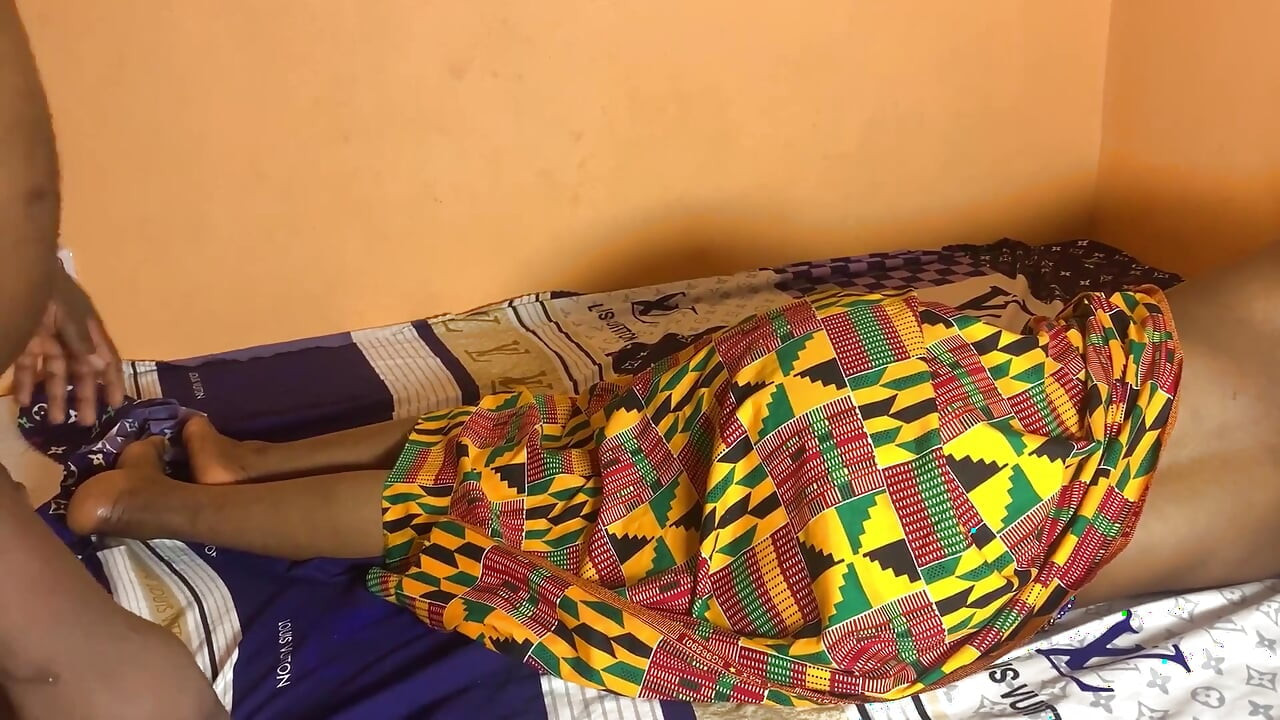 Üvey kız kardeşim yatağımda sadece külot giyiyor (Afrikalı ev yapımı)