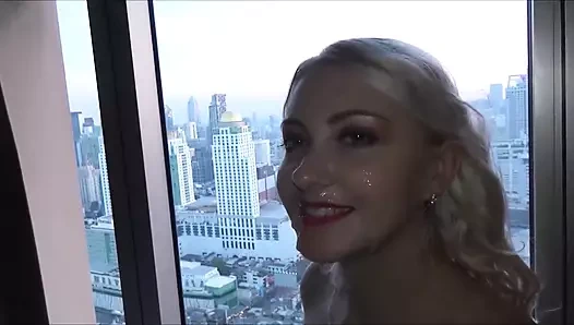 Büyük götlü sarışın büyük bir yarakla sert sikişiyor