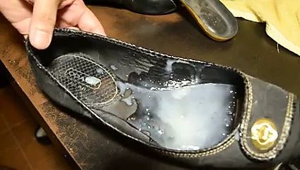 otobüsün düz ayakkabı üzerinde büyük boşalmak yük