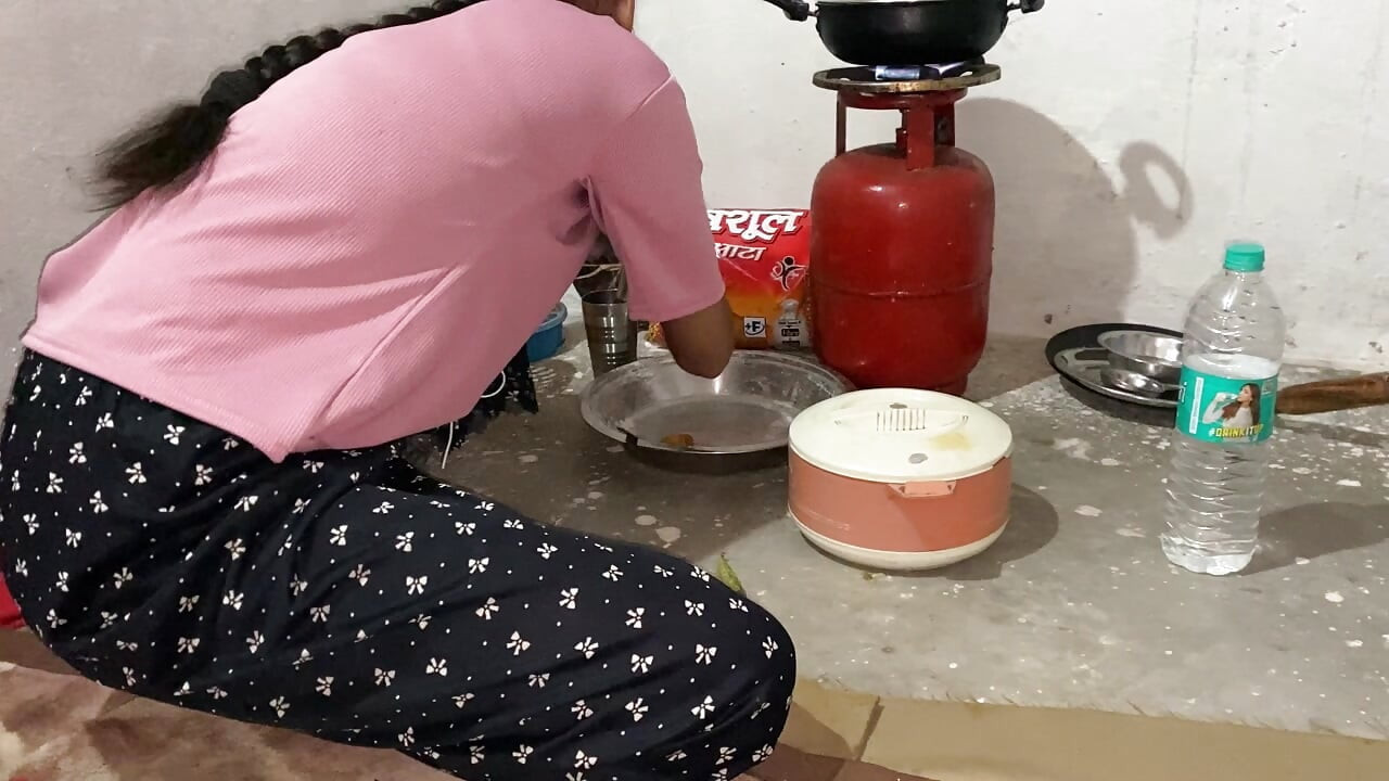 Kichen odasında yemek yaparken yengemi sikiyorum