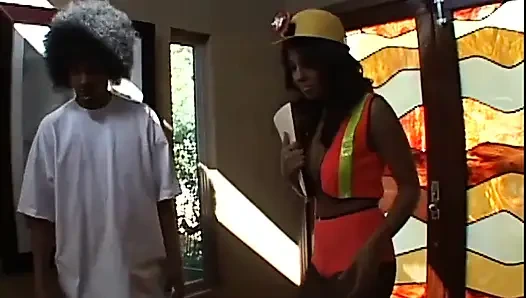 Sadece büyük emmesini istiyor!! Ve biri onun için yeterli değil!!