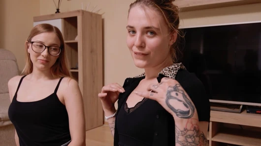 İki ateşli lezbiyen arkadaş sıkı amcıkları arasında büyük bir seks oyuncağını paylaşıyor