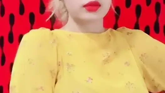 Göğüslerim sutyen içinde. Onları sikmek ister misin?