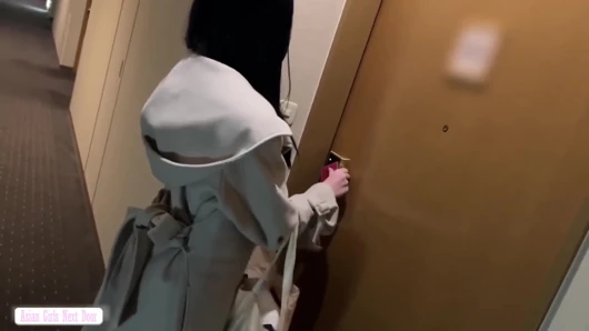 Bir uygulamada bulunan yeraltı idolü ortaya çıkıyor ve dersi sona erdikten sonra işler hızla kızışıyor