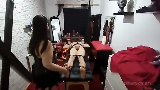 Bağlı olgun delikanlının götü dominatrix oyuncağı tarafından genişliyor