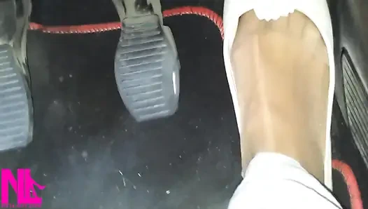 Yumuşak yıpranmış düzlükler ve naylon çoraplarla otoyolda pedal pompalama ve sürüş