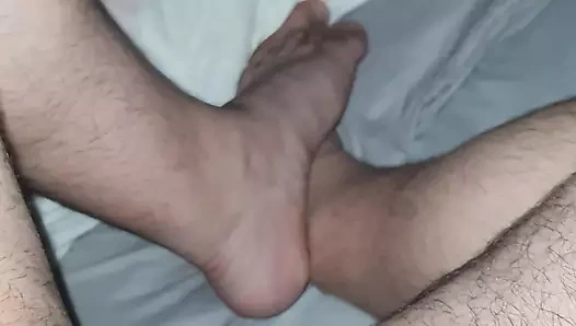 Üvey anne eli üvey oğlunun ayağının altına giriyor ve yarağına dokunuyor