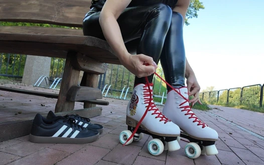 Lateks paten pateni modeli rastgele bir yabancı tarafından sikiliyor