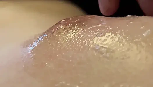 Kabarık meme uçları ve tükürme